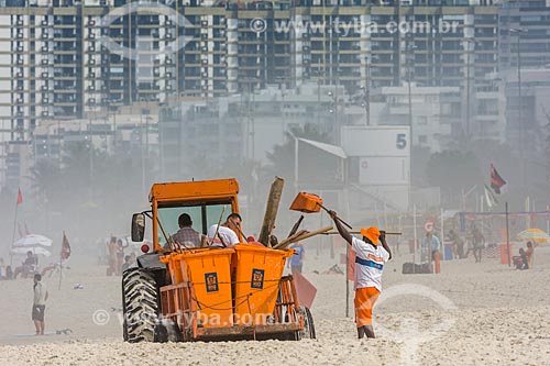  Garis limpando a orla da Praia da Barra da Tijuca  - Rio de Janeiro - Rio de Janeiro (RJ) - Brasil