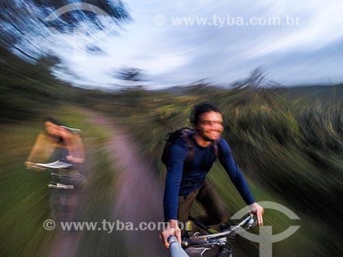  Casal andando de bicicleta e fazendo uma selfie no Parque Nacional da Serra do Cipó  - Santana do Riacho - Minas Gerais (MG) - Brasil