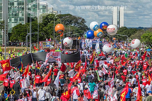  Manifestação contra o governo de Michel Temer na Esplanada dos Ministérios com o Congresso Nacional ao fundo  - Brasília - Distrito Federal (DF) - Brasil