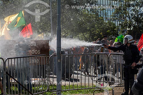  Policial utilizando spray de pimenta para dispersar a manifestação contra o governo de Michel Temer na Esplanada dos Ministérios  - Brasília - Distrito Federal (DF) - Brasil