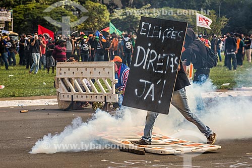  Confronto entre manifestantes e a Polícia Militar durante a manifestação contra o governo de Michel Temer na Esplanada dos Ministérios  - Brasília - Distrito Federal (DF) - Brasil