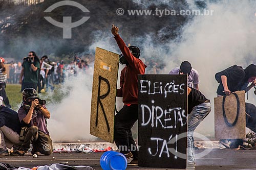  Confronto entre manifestantes e a Polícia Militar durante a manifestação contra o governo de Michel Temer na Esplanada dos Ministérios  - Brasília - Distrito Federal (DF) - Brasil