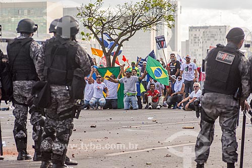 Manifestantes e a Polícia Militar durante a manifestação contra o governo de Michel Temer na Esplanada dos Ministérios  - Brasília - Distrito Federal (DF) - Brasil