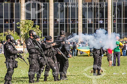  Policial utilizando lançador de bala de borracha para dispersar a manifestação contra o governo de Michel Temer na Esplanada dos Ministérios  - Brasília - Distrito Federal (DF) - Brasil