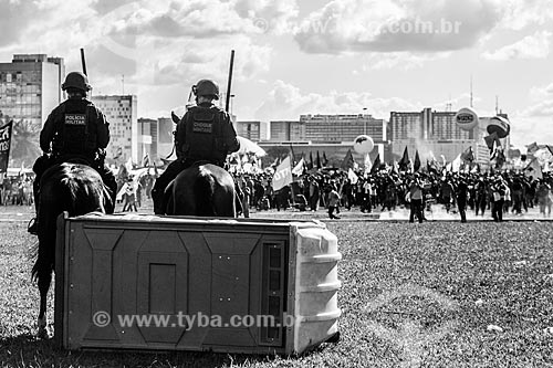 Cavalaria da Polícia Militar protegendo o Congresso Nacional durante manifestação contra o governo de Michel Temer na Esplanada dos Ministérios  - Brasília - Distrito Federal (DF) - Brasil