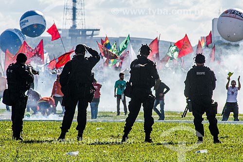  Tropa de Choque da Polícia Militar protegendo o Congresso Nacional durante manifestação contra o governo de Michel Temer na Esplanada dos Ministérios  - Brasília - Distrito Federal (DF) - Brasil