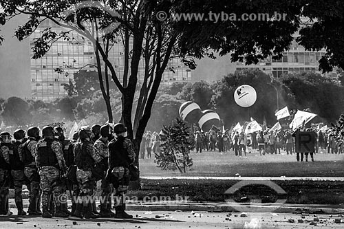  Tropa de Choque da Polícia Militar protegendo o Congresso Nacional durante manifestação contra o governo de Michel Temer na Esplanada dos Ministérios  - Brasília - Distrito Federal (DF) - Brasil