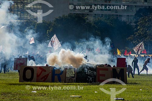  Manifestantes se protegendo do confronto com a Polícia Militar durante a manifestação contra o governo de Michel Temer na Esplanada dos Ministérios  - Brasília - Distrito Federal (DF) - Brasil