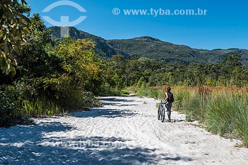  Mulher andando de bicicleta no Parque Nacional da Serra do Cipó  - Santana do Riacho - Minas Gerais (MG) - Brasil