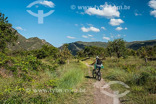  Mulher andando de bicicleta no Parque Nacional da Serra do Cipó  - Santana do Riacho - Minas Gerais (MG) - Brasil