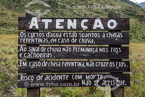  Detalhe de placa informativa no Parque Nacional da Serra do Cipó próximo à Cachoeira das Andorinhas  - Jaboticatubas - Minas Gerais (MG) - Brasil