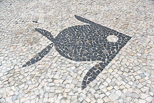  Detalhe de desenho em calçamento em Pedra Portuguesa na orla da Praia da Barra da Tijuca  - Rio de Janeiro - Rio de Janeiro (RJ) - Brasil