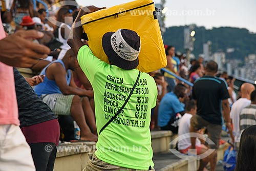  Vendedor ambulante com tabela de preços na camisa - arquibancada do Sambódromo da Marquês de Sapucaí durante o ensaio técnico  - Rio de Janeiro - Rio de Janeiro (RJ) - Brasil