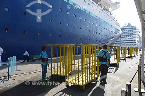  Trabalhadores carregando bagagens de navio de cruzeiro atracado no Píer Mauá  - Rio de Janeiro - Rio de Janeiro (RJ) - Brasil