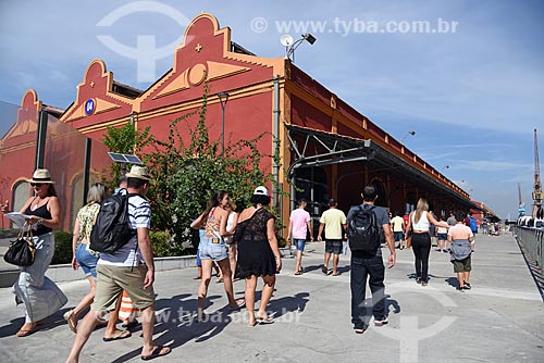  Turistas na Orla Prefeito Luiz Paulo Conde com o Armazéns do Cais da Gamboa - Porto do Rio de Janeiro - ao fundo  - Rio de Janeiro - Rio de Janeiro (RJ) - Brasil