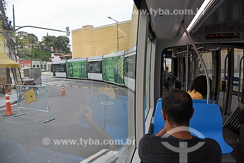  Detalhe de passageiros no interior do veículo leve sobre trilhos  - Rio de Janeiro - Rio de Janeiro (RJ) - Brasil