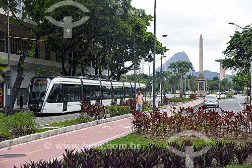  Veículo leve sobre trilhos na Avenida Rio Branco com o Obelisco da Avenida Rio Branco e o Pão de Açúcar ao fundo  - Rio de Janeiro - Rio de Janeiro (RJ) - Brasil