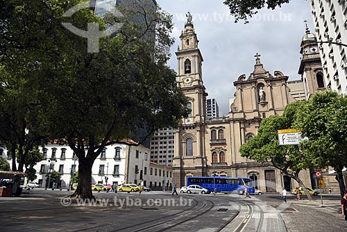  Trilhos do veículo leve sobre trilhos na Praça XV de Novembro com a Igreja de Nossa Senhora do Carmo (1770) - antiga Catedral do Rio de Janeiro - ao fundo  - Rio de Janeiro - Rio de Janeiro (RJ) - Brasil