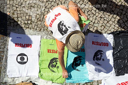  Vista de cima de vendedor ambulante de camisas durante a manifestação contra o governo de Michel Temer pedindo Diretas Já  - Rio de Janeiro - Rio de Janeiro (RJ) - Brasil