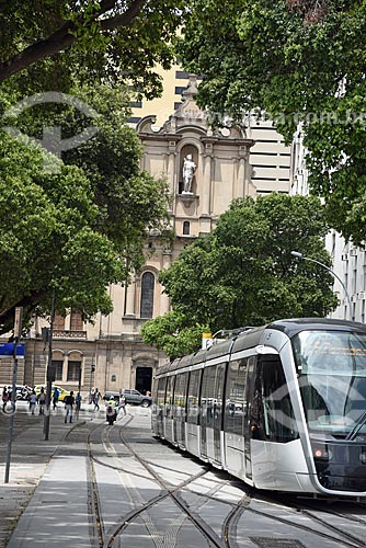  Veículo leve sobre trilhos na Praça XV de Novembro com a Igreja de Nossa Senhora do Carmo (1770) - antiga Catedral do Rio de Janeiro - ao fundo  - Rio de Janeiro - Rio de Janeiro (RJ) - Brasil