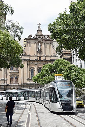  Veículo leve sobre trilhos na Praça XV de Novembro com a Igreja de Nossa Senhora do Carmo (1770) - antiga Catedral do Rio de Janeiro - ao fundo  - Rio de Janeiro - Rio de Janeiro (RJ) - Brasil