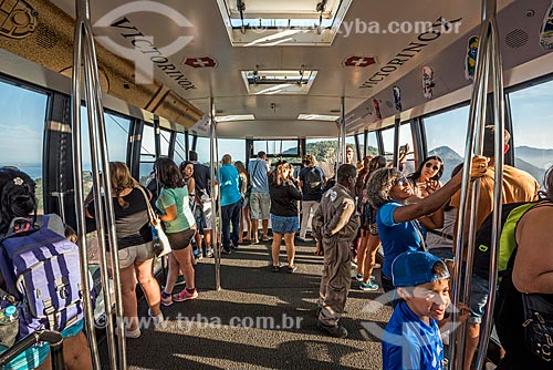  Turistas no interior de bondinho fazendo a travessia entre o Morro da Urca e o Pão de Açúcar  - Rio de Janeiro - Rio de Janeiro (RJ) - Brasil