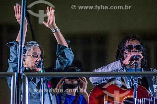  Detalhe de Caetano Veloso e Milton Nascimento durante manifestação contra o governo de Michel Temer na orla da Praia de Copacabana  - Rio de Janeiro - Rio de Janeiro (RJ) - Brasil