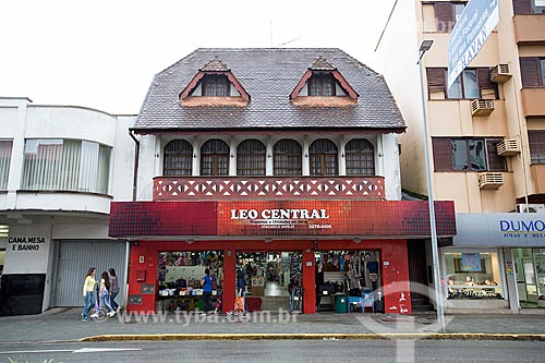  Detalhe de loja de utilidades domésticas - Loja Leo Central - em estilo enxaimel  - Joinville - Santa Catarina (SC) - Brasil