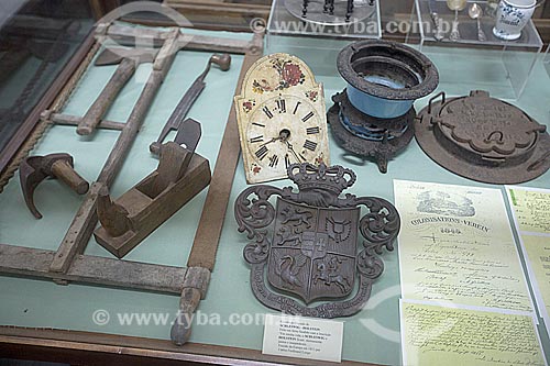  Detalhe de parte do acervo permanente em exibição no Museu Nacional de Imigração e Colonização (1870) - ferramentas, brasão, relógio e documentação  - Joinville - Santa Catarina (SC) - Brasil