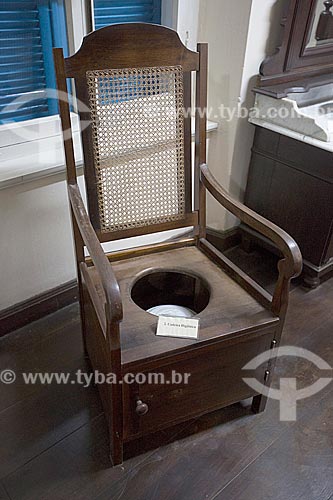  Cadeira sanitária em exibição no Museu Nacional de Imigração e Colonização (1870)  - Joinville - Santa Catarina (SC) - Brasil