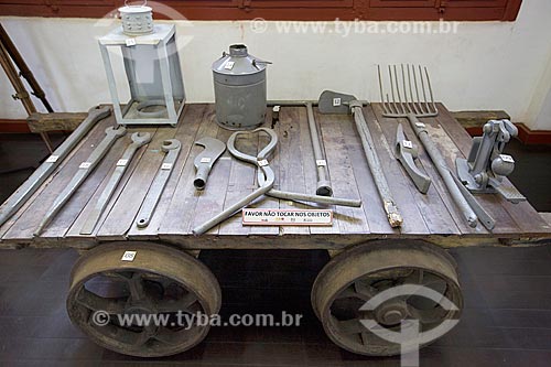  Vagonete com ferramentas em exibição na Estação Museu da Memória - antiga Estação Ferroviária de Joinville - picareta, enxada, alicate tenaz, chave de boca, foice e tirefonadeira manual  - Joinville - Santa Catarina (SC) - Brasil