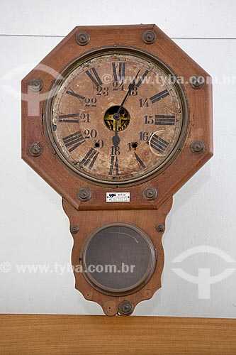  Relógio antigo em exibição no Estação Museu da Memória - antiga Estação Ferroviária de Joinville  - Joinville - Santa Catarina (SC) - Brasil