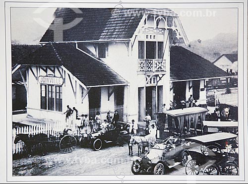  Foto histórica da fachada da Estação Ferroviária de Joinville com carros e cavalos (1910) - Reprodução do acervo da Estação Museu da Memória - antiga Estação Ferroviária de Joinville  - Joinville - Santa Catarina (SC) - Brasil