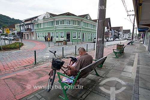  Homem lendo jornal na Rua Luiz Abry com o Restaurante Schroeder ao fundo  - Pomerode - Santa Catarina (SC) - Brasil