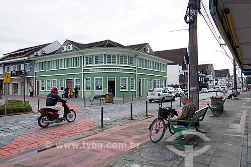  Vista da Rua Luiz Abry com o Restaurante Schroeder ao fundo  - Pomerode - Santa Catarina (SC) - Brasil