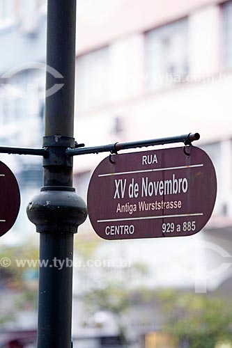  Detalhe de placa com o nome da Rua Quinze de Novembro com o antigo nome - Antiga Wurststrasse  - Blumenau - Santa Catarina (SC) - Brasil