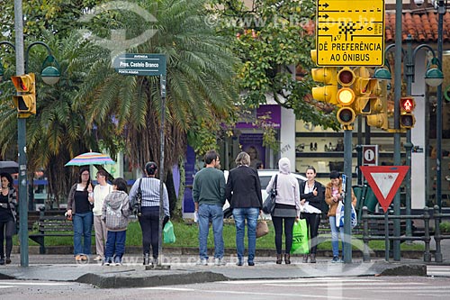  Pedestres aguardando sinal verde  - Blumenau - Santa Catarina (SC) - Brasil