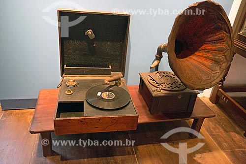  Toca-disco e gramofone em exibição no Museu Anita Garibaldi  - Laguna - Santa Catarina (SC) - Brasil