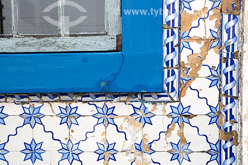  Detalhe de azulejo português na fachada da Casa Pinto Dulysséa (1866) - hoje abriga a Fundação Lagunense de Cultura  - Laguna - Santa Catarina (SC) - Brasil