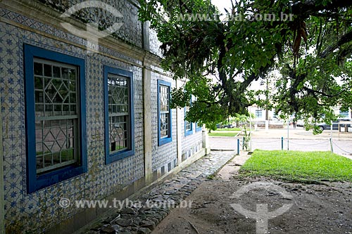  Azulejo português na fachada lateral da Casa Pinto Dulysséa (1866) - hoje abriga a Fundação Lagunense de Cultura  - Laguna - Santa Catarina (SC) - Brasil