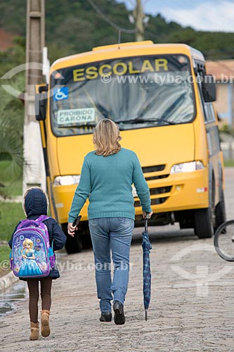  Mulher levando criança para o ônibus escolar  - Laguna - Santa Catarina (SC) - Brasil
