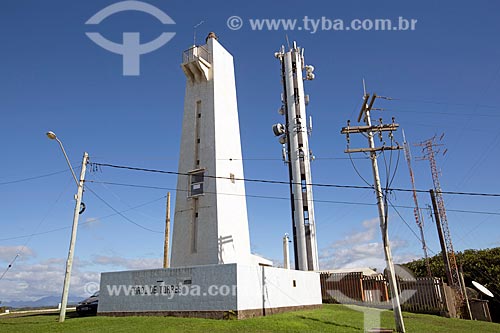  Farol de Torres no Morro do Farol com torre de telecomunicação ao fundo  - Torres - Rio Grande do Sul (RS) - Brasil