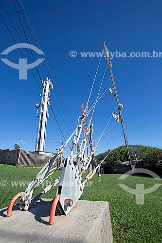  Detalhe de cabos de sustentação de torre de telecomunicação no Morro do Farol  - Torres - Rio Grande do Sul (RS) - Brasil