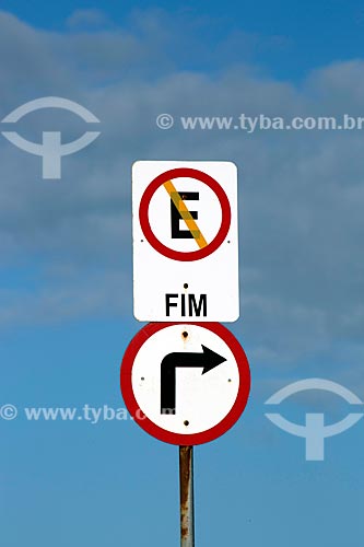  Placa de trânsito indicando proibido estacionar e vire à direita no Morro do Farol  - Torres - Rio Grande do Sul (RS) - Brasil