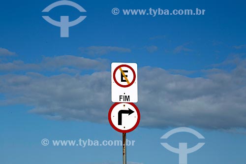  Placa de trânsito indicando proibido estacionar e vire à direita no Morro do Farol  - Torres - Rio Grande do Sul (RS) - Brasil