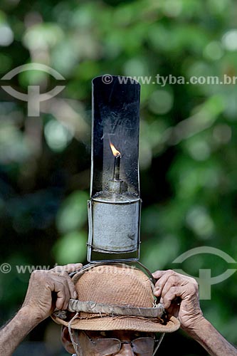  Detalhe de poronga - luminária típica usada por seringueiros - durante a coleta de látex na comunidade ribeirinha Nossa Senhora de Fátima  - Manaus - Amazonas (AM) - Brasil