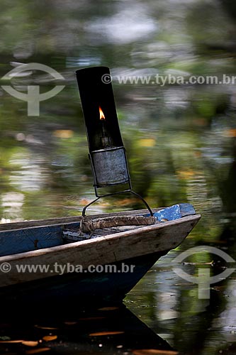  Detalhe de poronga - luminária típica usada por seringueiros - na proa de lancha durante a coleta de látex na comunidade ribeirinha Nossa Senhora de Fátima  - Manaus - Amazonas (AM) - Brasil