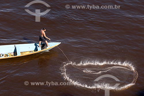  Pescador ribeirinho no Rio Negro  - Manaus - Amazonas (AM) - Brasil