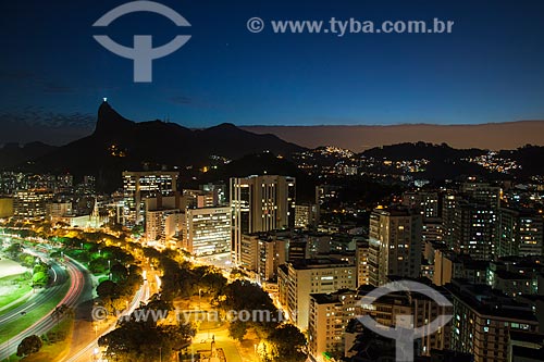  Vista do anoitecer no bairro de Botafogo com o Cristo Redentor (1931)  - Rio de Janeiro - Rio de Janeiro (RJ) - Brasil