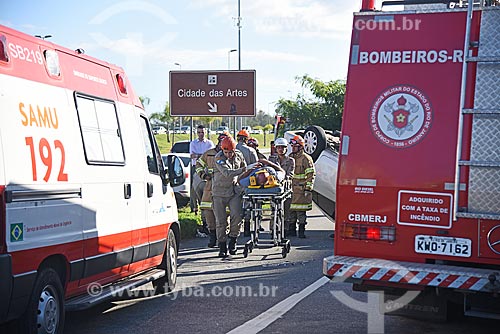  Primeiros socorros aos feridos em carro capotado na Avenida das Américas  - Rio de Janeiro - Rio de Janeiro (RJ) - Brasil